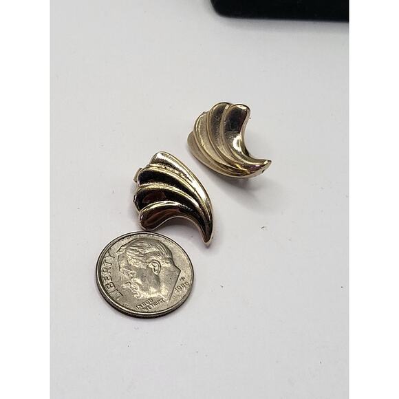 Vintage Amway Gold Tone Clip On Earrings Sculpted Wave Design 1980s - Picture 4 of 11